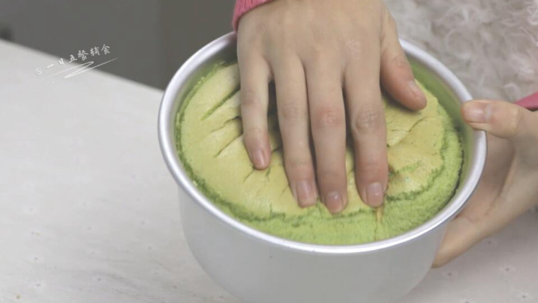 菠菜戚风蛋糕,变凉后开始脱模，压着边，一圈一圈往下压，然后底部往上一顶，颜色翠绿翠绿的菠菜蛋糕完美脱模。