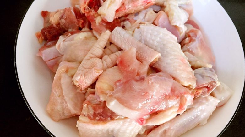 吃鸡+小鸡蘑菇炖粉条,鸡斩件，清水洗净