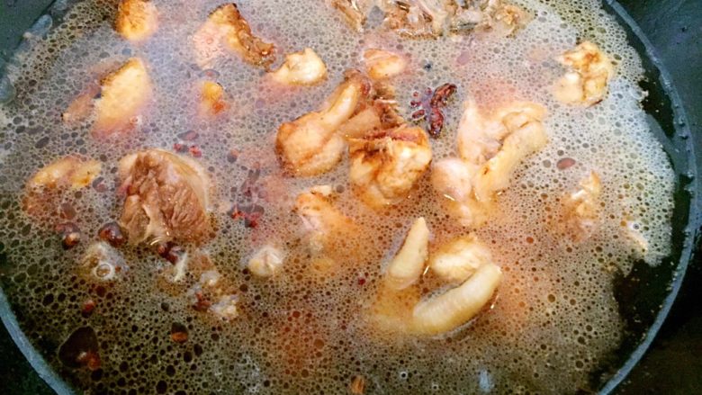 吃鸡+小鸡蘑菇炖粉条,加水炖煮，尽量一次把水加够，鸡越老加的水要越多，炖煮时间越久