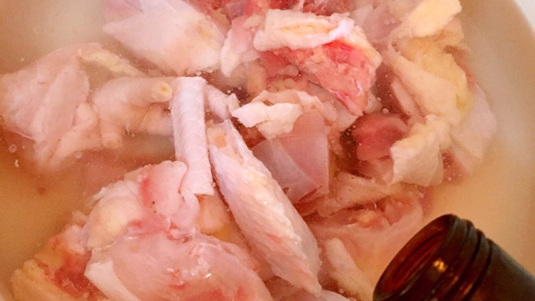 吃鸡+小鸡蘑菇炖粉条,鸡肉冷水下锅，加入料酒飞水