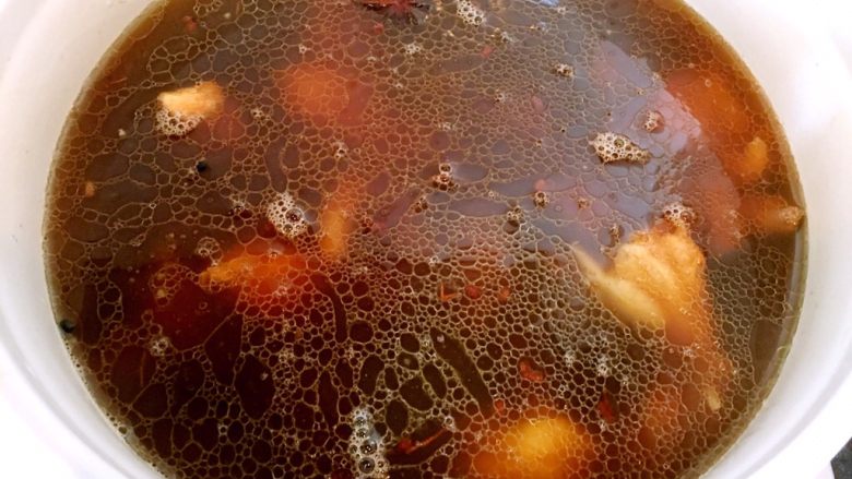 吃鸡+小鸡蘑菇炖粉条,换入砂锅进行炖煮