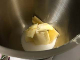 超快手嘴边零食--果酱饼干 ukoeo 风炉制作,软化好的黄油加入细砂糖和盐。 
