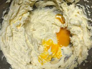 超快手嘴边零食--果酱饼干 ukoeo 风炉制作,打蛋器打到不见细砂糖为止，然后分五次加入搅匀的蛋液，前两次要少倒一点，每一次蛋液被黄油充分吸收再加入。 