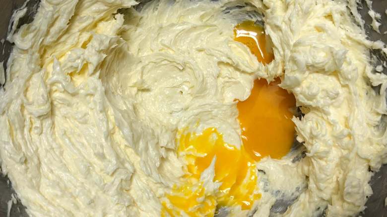 超快手嘴边零食--果酱饼干 ukoeo 风炉制作,打蛋器打到不见细砂糖为止，然后分五次加入搅匀的蛋液，前两次要少倒一点，每一次蛋液被黄油充分吸收再加入。 