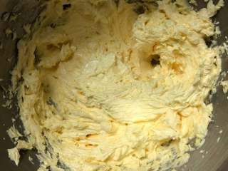 超快手嘴边零食--果酱饼干 ukoeo 风炉制作,直到黄油霜变白，蓬松，轻盈状态就说明打好了。