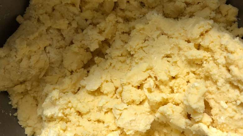 超快手嘴边零食--果酱饼干 ukoeo 风炉制作,把之前混合好的低粉和奶粉倒入黄油里面，用刮刀搅拌均匀。 