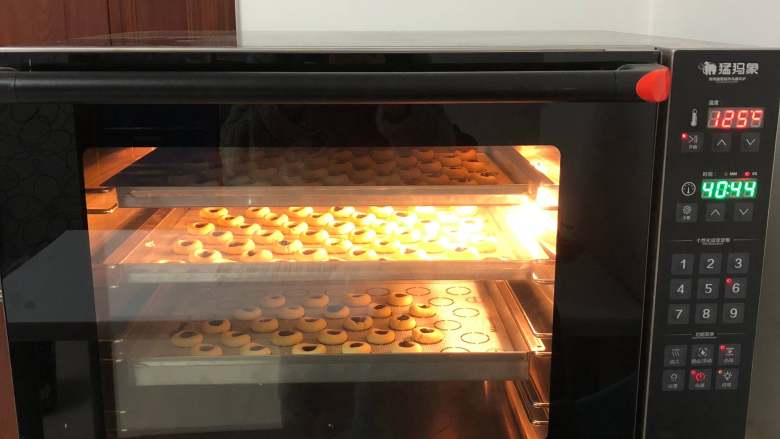 超快手嘴边零食--果酱饼干 ukoeo 风炉制作,入炉，125度40分钟。