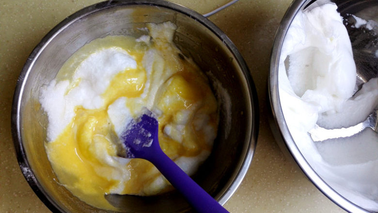 盒子蛋糕,取1/3蛋白加入蛋黄中，翻拌均匀，