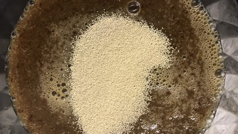 红枣红糖馒头,加入酵母搅拌均匀