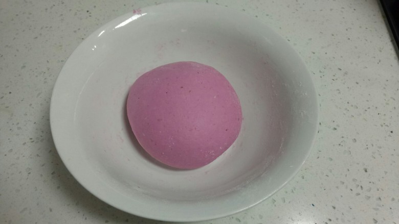 彩色烩面,将适量面粉加入碗中，加入2克盐活成面团饧30分钟。