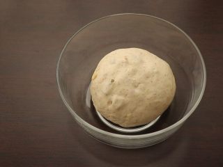 全麦坚果软欧,滚圆，密封放在约28度环境下发酵