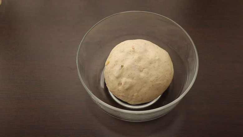 全麦坚果软欧,滚圆，密封放在约28度环境下发酵