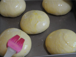 炸鸡芝士沙拉汉堡,
二发好的面团表面刷上薄薄的一层鸡蛋液