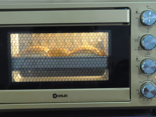 炸鸡芝士沙拉汉堡,放入烤箱，180度烤15分钟至表面上色即可