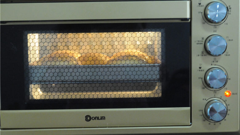 炸鸡芝士沙拉汉堡,放入烤箱，180度烤15分钟至表面上色即可