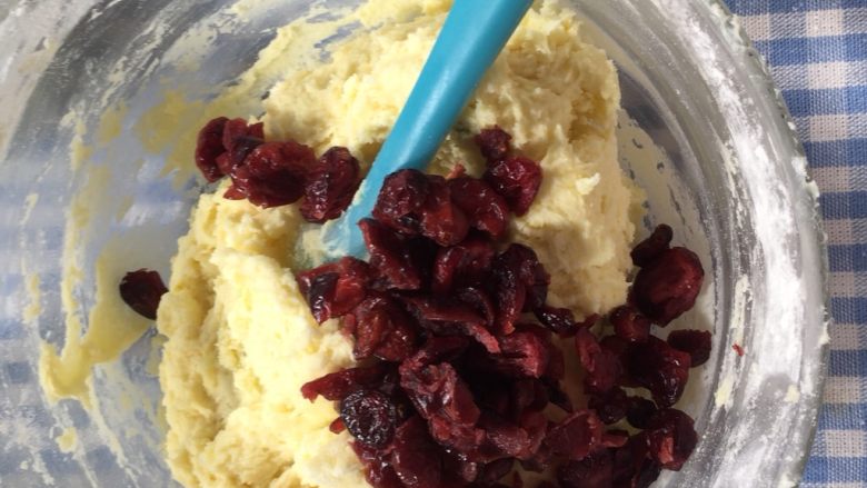 奶油小方,加入蔓越莓搅拌均匀，放入冰箱冷藏一个小时左右