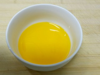 火龙果酸奶蛋糕,黄油放入烤箱中150度5分钟融化晾晾。