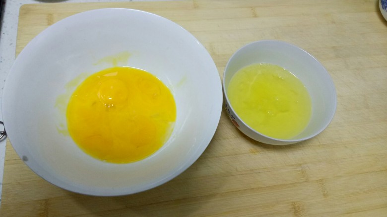 火龙果酸奶蛋糕,蛋清蛋黄分离。