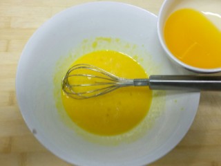 火龙果酸奶蛋糕,放入黄油搅拌均匀。