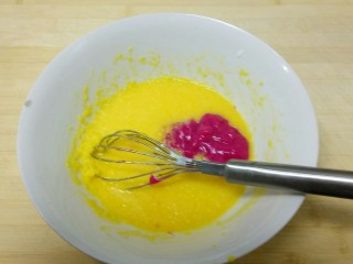 火龙果酸奶蛋糕,加入火龙果汁。