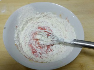 火龙果酸奶蛋糕,第二次筛入面粉。