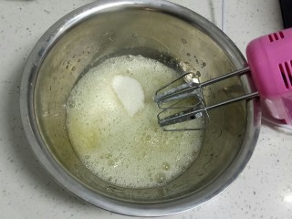 火龙果酸奶蛋糕,蛋清倒入不锈钢大盘中，加入1克新鲜的柠檬汁，用打蛋器打出大泡时加入20克白糖。