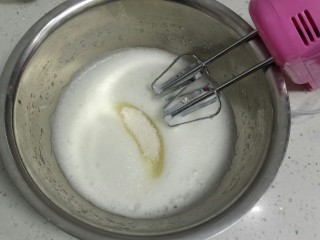 火龙果酸奶蛋糕,继续打发第2次加入白糖。