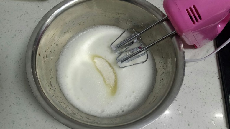 火龙果酸奶蛋糕,继续打发第2次加入白糖。