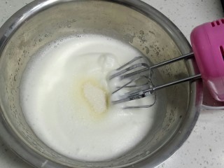 火龙果酸奶蛋糕,第3次加入白糖。