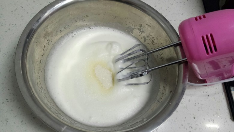 火龙果酸奶蛋糕,第3次加入白糖。