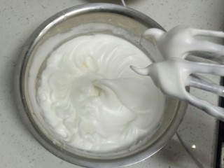 火龙果酸奶蛋糕,继续打发，看见打蛋器上有2个尖勾，盆里也有2个尖勾，切不下塌，就好了。