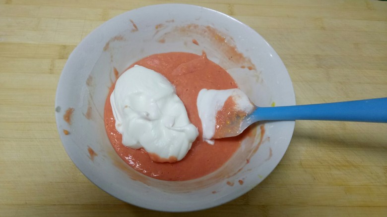 火龙果酸奶蛋糕,在面糊中加入1/3的蛋白。