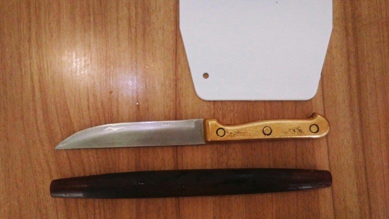 一次性发酵的黑芝麻刀切馒头,准备工具：一个刮面板，擀面杖，小刀，刀一定要锋利才能把馒头切的漂亮