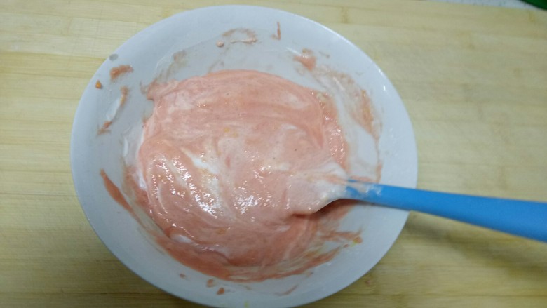 火龙果酸奶蛋糕,用翻拌的手法搅拌均匀。