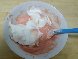 火龙果酸奶蛋糕,第2次加入蛋白。