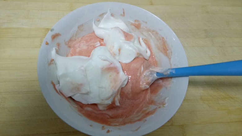 火龙果酸奶蛋糕,第2次加入蛋白。