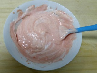 火龙果酸奶蛋糕,用翻拌的手法搅拌均匀。