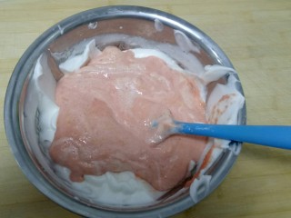 火龙果酸奶蛋糕,将面糊倒入蛋白盆中，搅拌均匀。