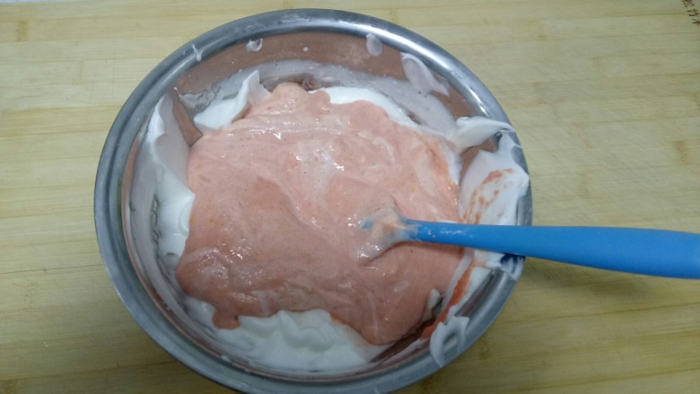 火龙果酸奶蛋糕,将面糊倒入蛋白盆中，搅拌均匀。