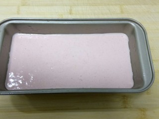 火龙果酸奶蛋糕,倒入模具中。