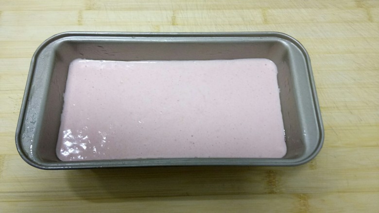 火龙果酸奶蛋糕,倒入模具中。