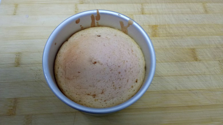 火龙果酸奶蛋糕,这是烤的圆形的蛋糕。