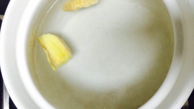 萝卜山药排骨汤,砂锅中加入半砂锅的水，加入拍烂的老姜