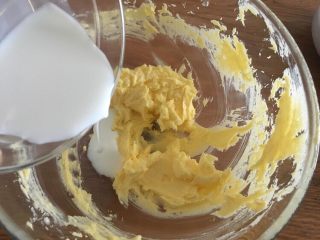 椰蓉小酥球,牛奶分两次加入黄油霜，每次都要充分打发均匀；
