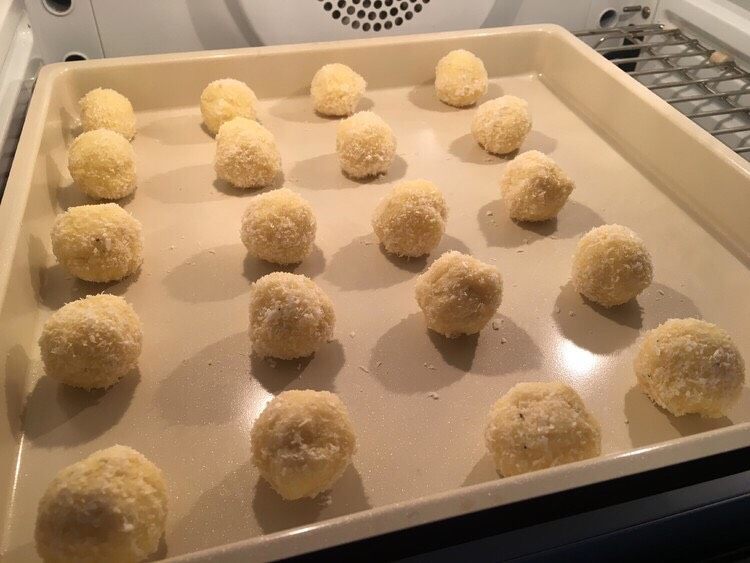 椰蓉小酥球,入烤箱中下层，170度15-18分钟，最后几分钟注意观察上色，表面微黄就可以了。