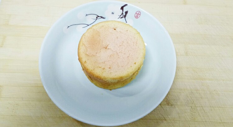火龙果酸奶蛋糕,盛入盘中。