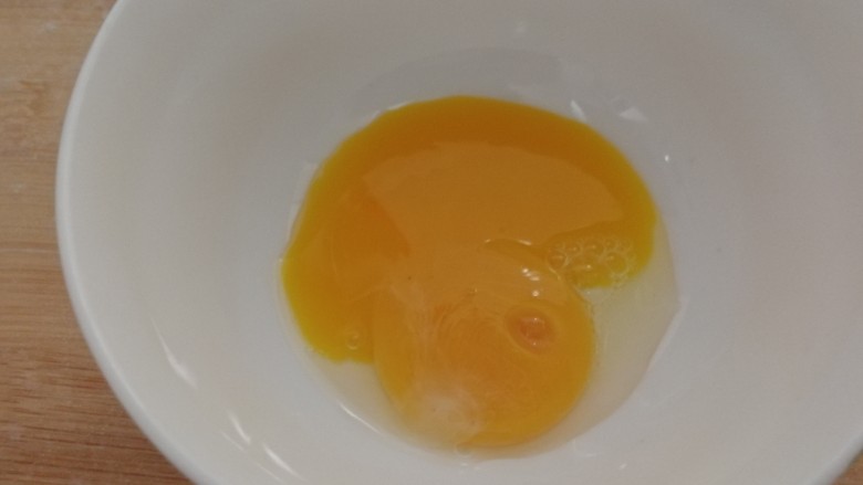 金银花卷,把蛋黄另外倒一个碗里，加点豆油搅拌均匀。