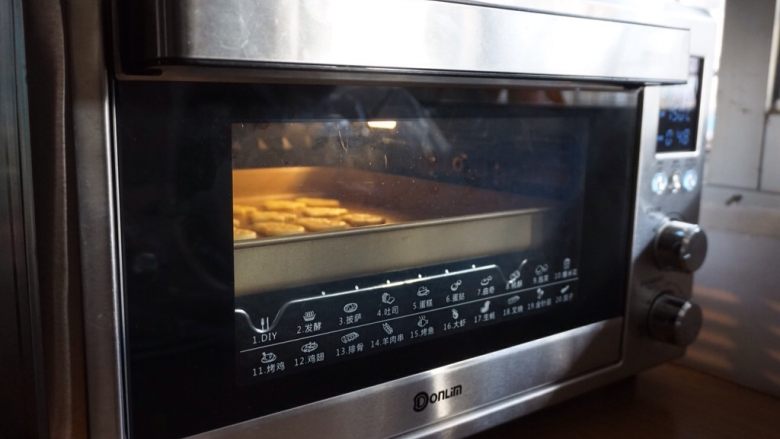 圣诞糖霜饼干,放入上火160度，下火140度的东菱K40C烤箱中下层，烘烤10-12分钟左右