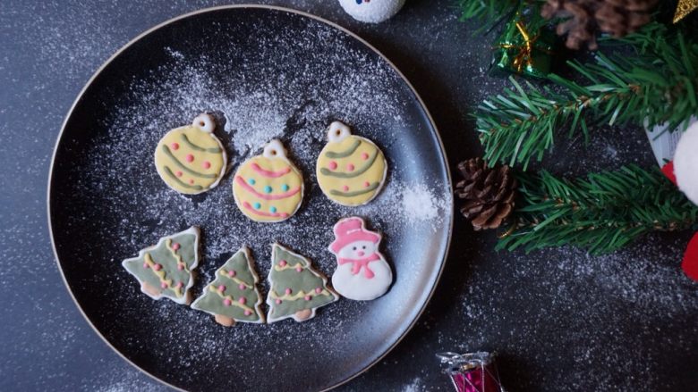 圣诞糖霜饼干,按你的喜好，在饼干上画出不同的色彩，打造不一样的圣诞糖霜饼干