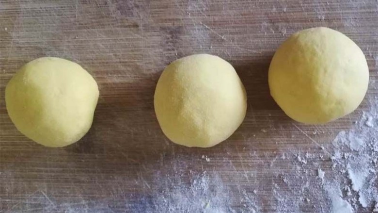 萌萌的小黄人卡通果蔬馒头,把面团分成十等份揉圆，每份40克，剩下的加入竹炭粉揉成黑色的小面团备用。